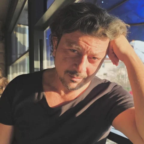 tam bu saatte … ✌️📸 @tansuaytekin