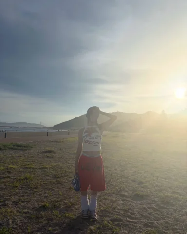 .
やっと、、だーーいすきな夏がきた🥭🧡
海、太陽、夕焼け、タンクトップ
もう全部だいすき！！
みんな熱中症には絶対に絶対に気をつけてね😥🩵
愛と美しさ