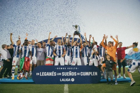 No podíamos acabar de otra manera que no fuese siendo CAMPEONES , gracias a todo