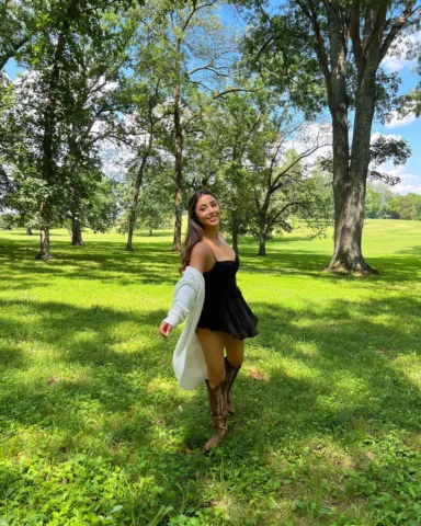 Nashville, you are beautiful!🌳🍃🦌🤎 
Outfit: @misslola 
•
•
•

•
•
•
#nature #