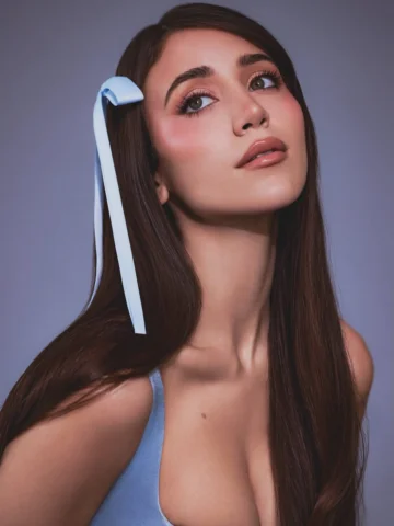 A few more of @cayleecowan for @schonmagazine 🩵
📸: @emilynnrose 
Hair: @terrar