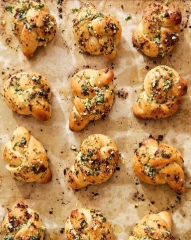 Appetizer or side dish, these garlic knots are so great for sharing, perfect as 