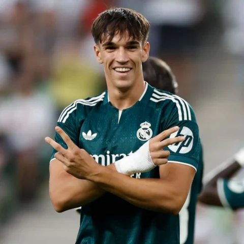 ¡Primeros días! 🤍
.
.
@realmadrid