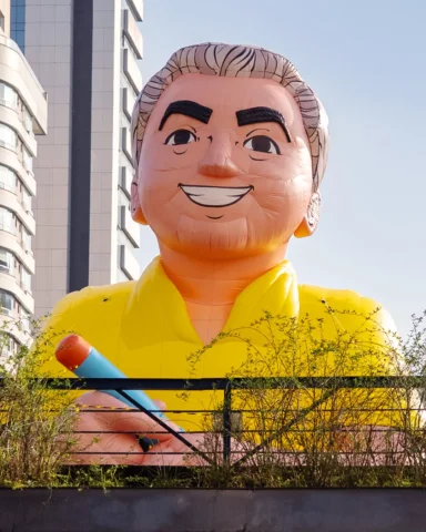 As comemorações pelos 90 anos do Mauricio estão gigantes. Literalmente! 😄

Tem 