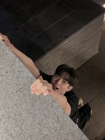 이제 그만 찍고 손잡아 줘
