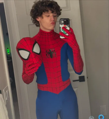 they call me spider the way I man

uh happy Halloweiner one day late..
sorry for