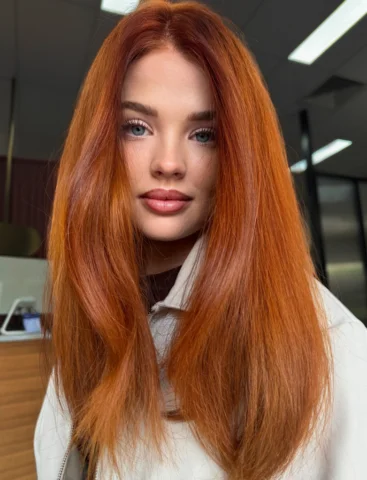 GLOSSY COPPER 🦞🧿🫧

Our before was a deep & dark all over brown. Using @redken