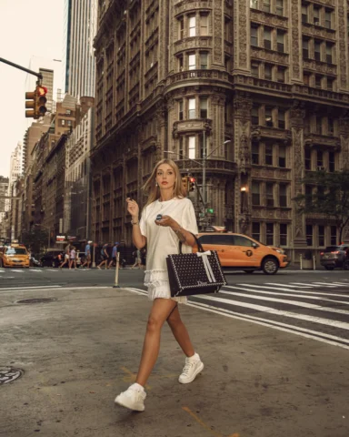 POV: Your new @dior bag somehow matches your @louisvuitton dress perfectly. 🖤 �