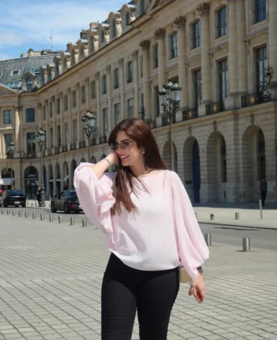 “Paris looks good on me. 🇫🇷💋