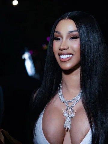 4x Diamond Selling Female Artists @iamcardib  celebrates inside @aura57nyc 

📸 