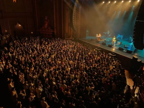 Nov. 10 – Oakland – The Fox Theater

会場は映画館として1928年に開館したところだそうです。こういう歴史ある会場のフロント