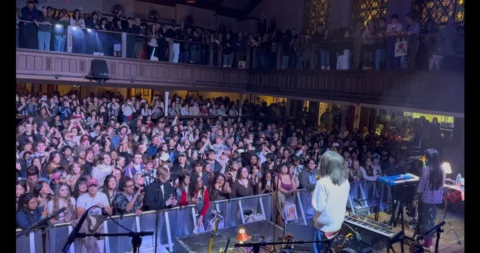 Nov. 23 – Columbus – The Bluestone

オハイオ州コロンバスでのライブはこれまでの会場よりこじんまりした、元々教会だった建物をラ
