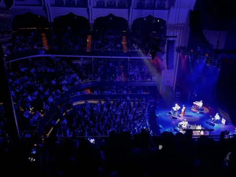Nov. 26 – Toronto – Massey Hall

昨年トロントを訪れた時も思ったんですが、とても住みやすそうな街だなと。アジア料理屋さんも沢山あ