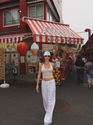 Na ruazinha indo provar comida de rua 🇯🇵 

Provando o morango açucarado que es