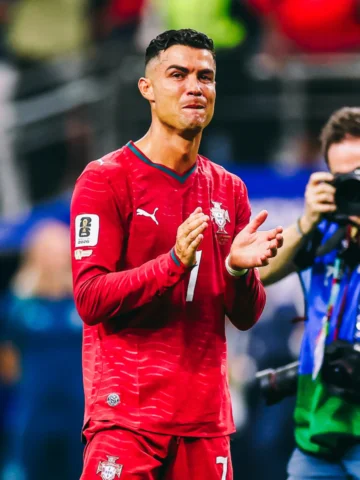 Portugal caiu.

E a imagem que fica não é um remate, um corte ou um apito final.