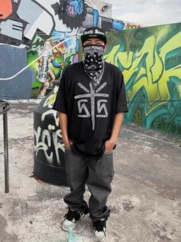 Gracias a la marca @santasuerte1 por la ropa está algo más que bien saludos raza
