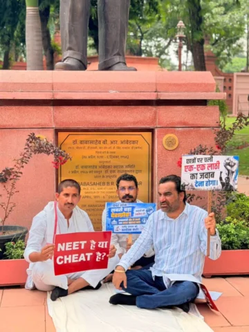 कल जंतर-मंतर पर बच्चों और बच्चियों के साथ जिस प्रकार का बर्बरतापूर्ण व्यवहार किय