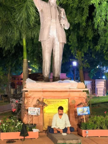 सिर्फ़ हंगामा खड़ा करना मेरा मक़सद नहीं,
मेरी कोशिश है कि ये सूरत बदलनी चाहिए।
ह