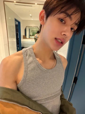 put your phone down
🤳❌
❤️‍🔥❤️‍🔥❤️‍🔥❤️‍🔥

260719 Seonghyeon Weverse Update 
