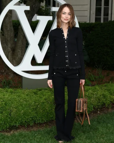 🌿🌱🍃 #EmmaStone @louisvuitton #LVCruise2027

Hair: @mararoszak Makeup: @ninapa