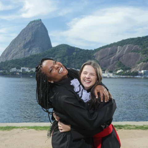 As vezes eu acho que as pessoas se perguntam como que essas duas mulheres de rea