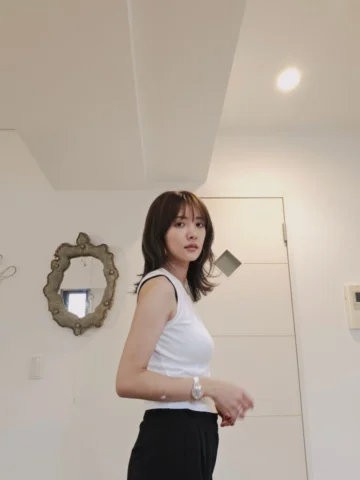 髪の毛レイヤーいれて、そしてメッシュいれた。
いい風合い。
シバタフライカットです💇‍♀️
娘が貼ったシール腕に付きっぱなしだった..

#Butterfly