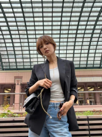 HommeGirlsのジャケット、バサっと羽織るだけでシルエットが綺麗でお気に入り🕊️
デニムで崩す日は小物でツヤ感をプラスしてバランス取る🪽
リール、たく