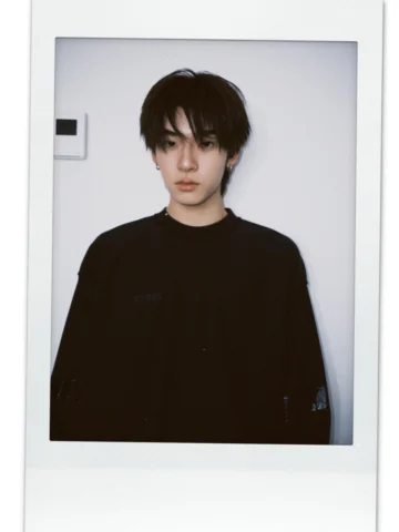 Noir. 

@vetements_official 
#VETEMENTSxTeeTeePor
#VETEMENTS
#PARISFASHIONWEEK
#