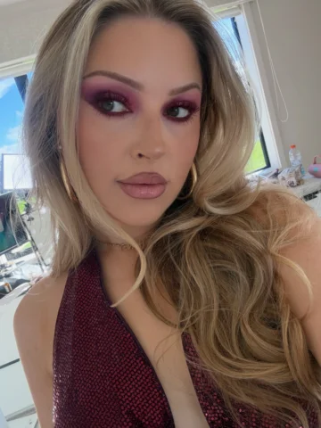 This makeup needed a moment on the feed 🩷