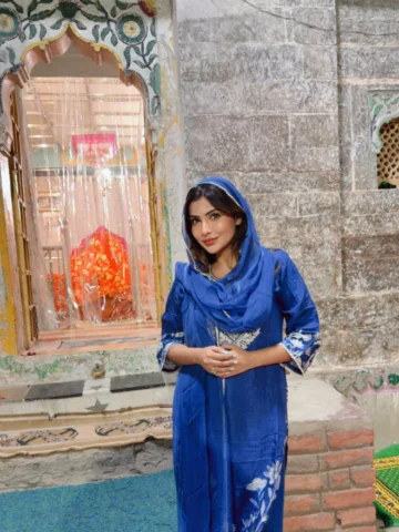 My only Godfather is God. 🤍

At this beautiful Dargah Sharif, I feel surrounded