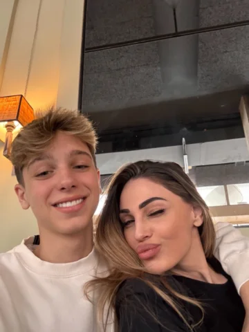 Oggi compi 16 anni e io sono così fiera di te! 🥳 
Sono così grata di averti nel