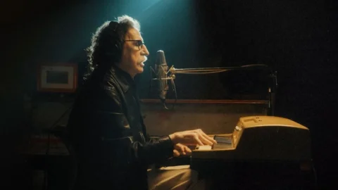 CHARLY GARCÍA: VOCES, RHODES, BAJO, CP70, MELLOTRONES & ÓRGANO
STING: VOCES
@dom