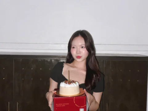 bday scroll roll 🎂✨🍷