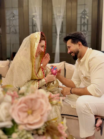 The best thing to hold onto in life is each other.
.
.
@parniyaanbyayesha