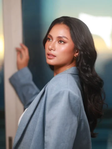Serving a soft peach cut crease with seamless glow and sculpted grace. 🧡

@klea
