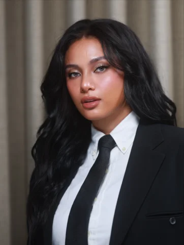 Power, poise, and a little bit of gloss.
Confidence tailored to perfection. 🖤
@