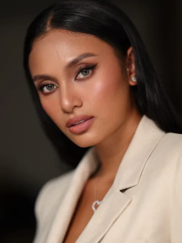 A mauve moment on melanin skin.
@kleapineda 🤎

Makeup @delosreyesjason 
Hair @k