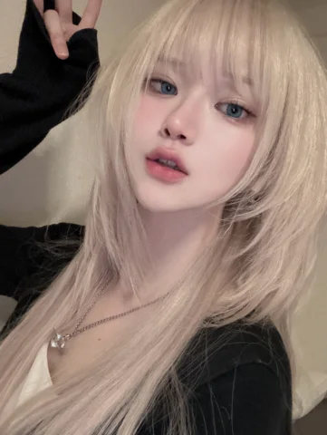 ロングウルフヘア🐺

ストレートでもオシャレに見せるブロンドハイレイヤー✂︎

シャギシャギ感がモード感があり、フォルムで可愛く見せるヘアスタイルです✨

オ