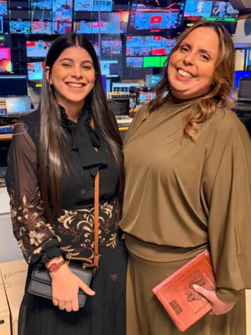 DUMP DE FOTOS NA GLOBO 📸🤩

Eu, a Sadi e a minha mãe.🤍
Abaixo: eu, sadi e a Ev