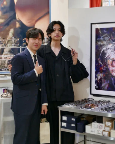 단순히 안경을 쓰는 것을 넘어,
‘좋은 아이웨어란 무엇인가’를 처음 체감하게 해준 브랜드.
제게 TVR®는 그런 존재입니다.

처음 @maest
