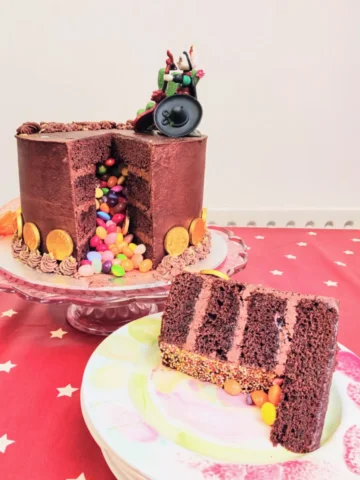 ✨⚡💝 Flashback - Piñata Roblox Lucky Gatito cake 

It was a birthday piñata cake