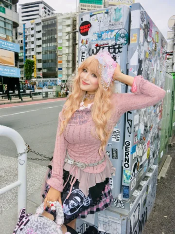 Making the world’s busiest streets of Tokyo my personal runway. 💋 🎀
Tokyo look