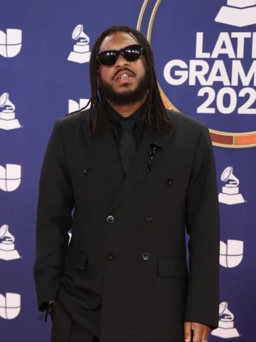 Piei, @latingrammys

-
Agradecimentos:
Stylist @zazapecego
Alfaiataria @dodalfai