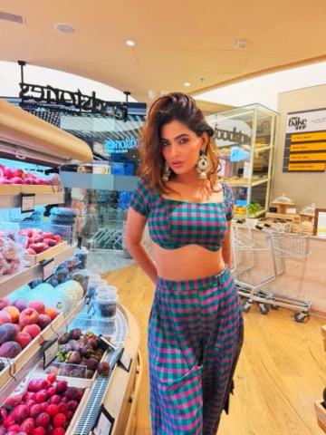 Ran out of groceries, but definitely not out of looks. 🛒✨ Took a classic saree 