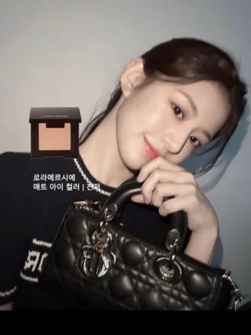 @goyounjung 고윤정님 메이크업 섀도우로도 유명한
@lauramercier 매트 아이 컬러 #진저 

워낙 유명해서 웜톤 분들은 하나씩 