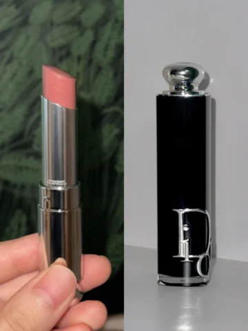 베이지 립 

@diorbeauty addict lipstick #418 beige oblique

가까이 보면 펄이 눈에 띄는 정도
입술에 올