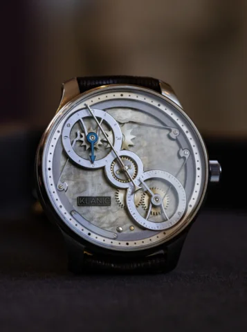 Klanic est née d’une volonté rare dans l’horlogerie contemporaine : créer une ma