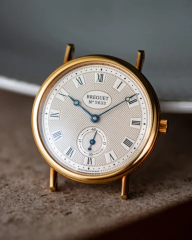 La Breguet Classique 3910 incarne la quintessence de l’élégance horlogère.

Une 