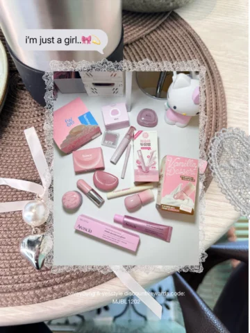 a girly girl’s happiness 🤩💝💫 
.
.
.
.
.
#cutemakeup #kbeauty #beautycontentcr
