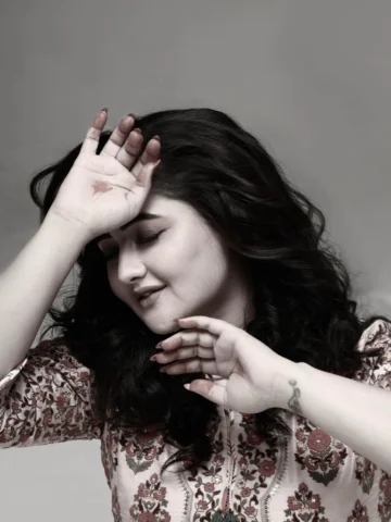 Black & white era ka dil, colorful era ka swag 🎨
.

.
#rashamidesai #rashamians